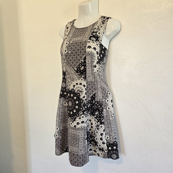 Zara - Patterned Sleeveless A-Line Mini Dress - Picture 5 of 13
